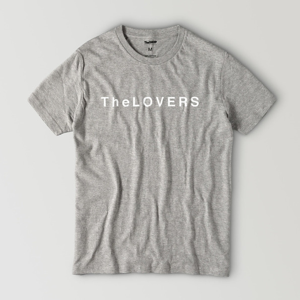 TheLOVERSのロゴが入った灰色のTシャツ