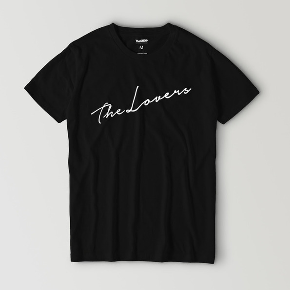 TheLOVERSのロゴが入った女性用の黒いTシャツ