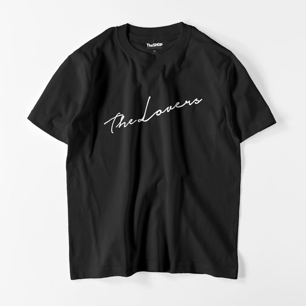 TheLOVERSのロゴが入った男性用の黒いTシャツ