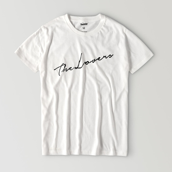 TheLOVERSのロゴが入った女性用の白いTシャツ