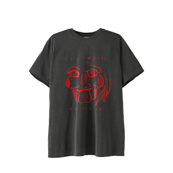 ピエロのような仮面がプリントされた黒いTシャツ