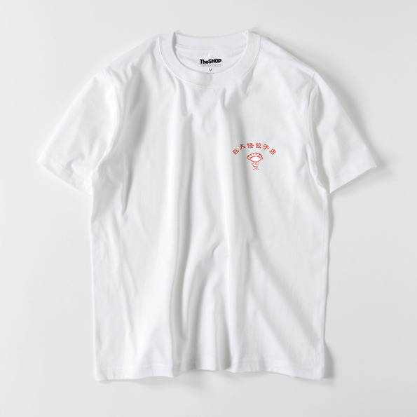 赤色で餃子が左胸に描かれた白いTシャツ