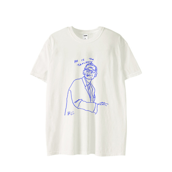 眼鏡をかけた男がプリントされた白いTシャツ