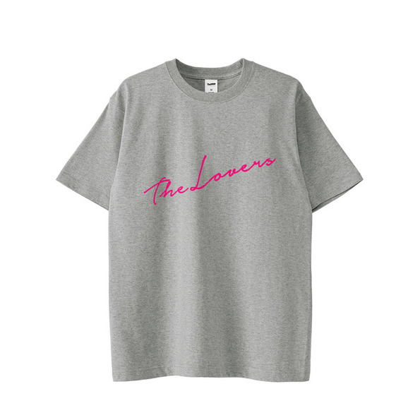 胸に筆記体でThe LOVERSとプリントされたグレーTシャツ