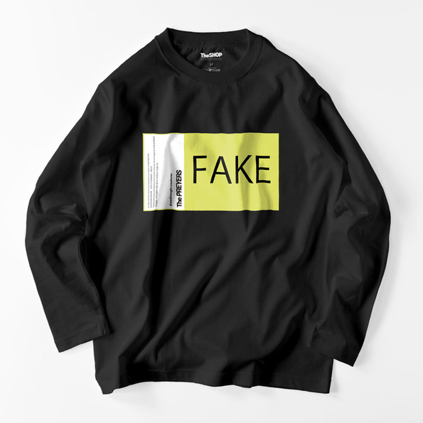 胸の位置にFAKEとプリントされた黒い長袖Ｔシャツ