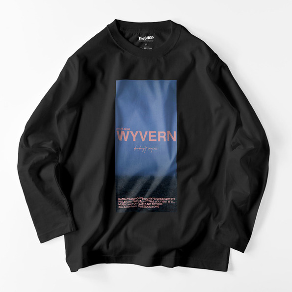 正面にWYVERNと描かれた黒い長袖Ｔシャツ