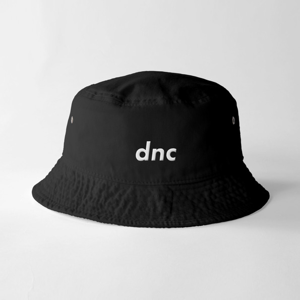 白色でDNCと記載された黒いハット