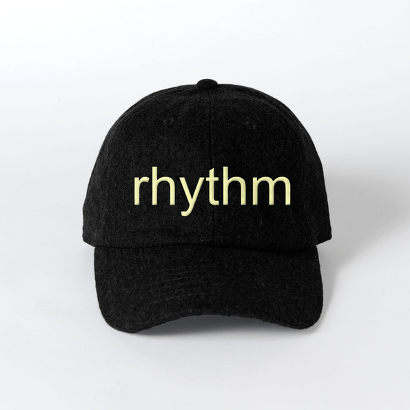 rhythmのロゴの入った黒い帽子