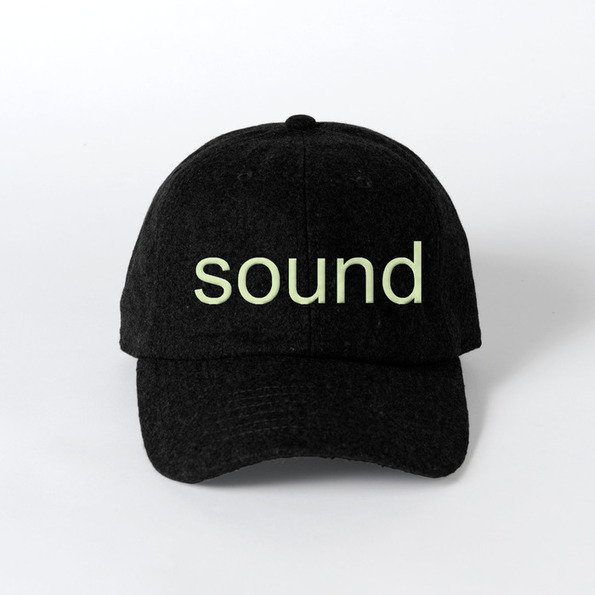 soundのロゴの入った黒い帽子