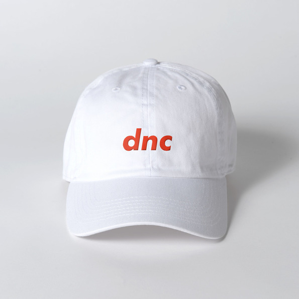 赤色でdncとプリントされた白い帽子